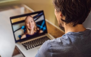 Online_meeting_man_woman_Dynava